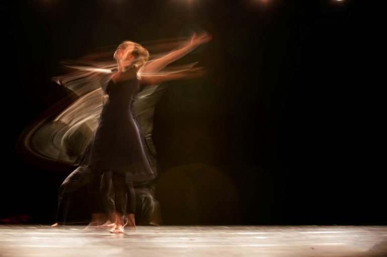 Ausdrucksstarke Tanzszene in Modern Dance